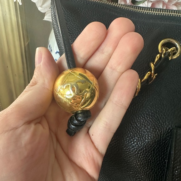 Vintage Chanel caviar shoulder bag with gold hardware - Picture 4 of 10